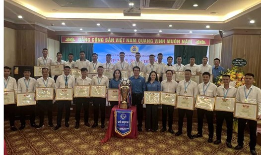 LĐLĐ tỉnh Quảng Ninh khen thưởng 28 cá nhân là thành viên đội bóng do có thành tích xuất sắc. Ảnh: Việt Anh