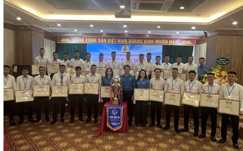 Quang Ninh Provincial Federation of Labor awarded 28 individuals who are members of the football team for their outstanding achievements. Photo: Viet Anh