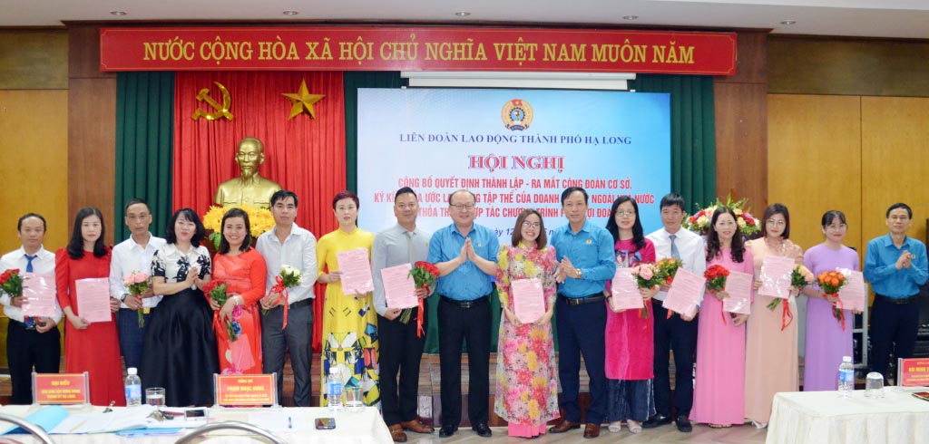 Leaders of the Provincial Federation of Labor, Ha Long City Party Committee, and Ha Long Federation of Labor presented flowers to congratulate the grassroots unions on receiving the decision and launching the new establishment. Photo: Duong Truong