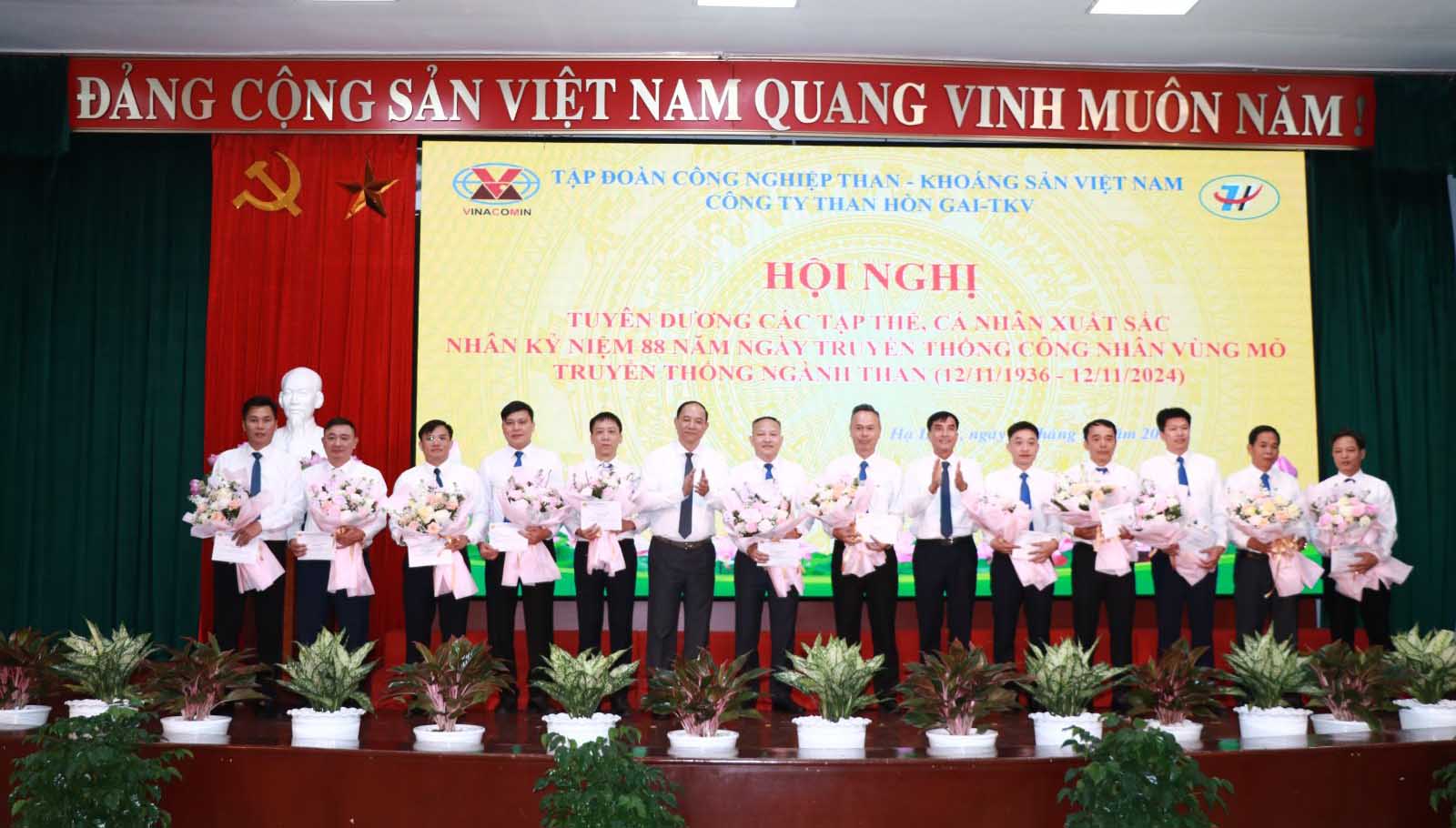 Leaders of Hon Gai Coal Company commended the collectives that completed the emulation goals and key projects. Photo: Vinacomin
