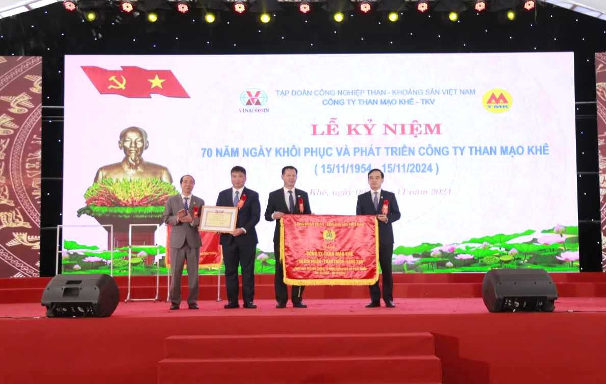 Mao Khe Coal was honored to receive a certificate of merit from the General Director of Vietnam National Coal - Mineral Industries Group and a banner from TKV Trade Union. Photo: Vinacomin