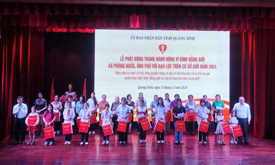 Leaders of the Department of Labor, War Invalids and Social Affairs of Quang Ninh province presented gifts to encourage women and children in difficult circumstances. Photo: Thien Trang