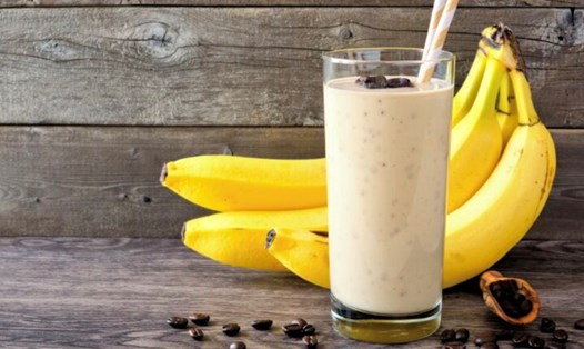 Cách làm sinh tố cà phê chuối. Ảnh: Theo Healthshots.
