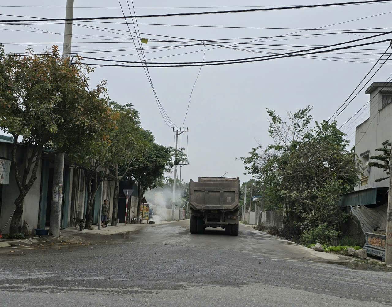 Nguoi dan thon Vinh Khuong da dong y cho xe tai ra vao cac mo de tro vat lieu. Anh: Nguyen Truong