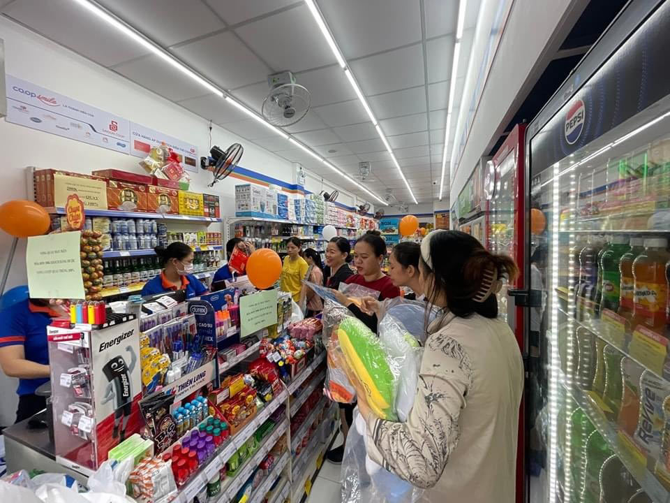 Bustling shopping atmosphere on the opening day of Co.opSmile store. Photo: Provided by DN