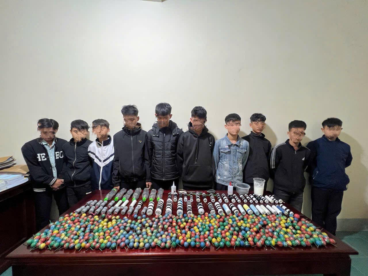 Nhóm học sinh chế tạo pháo bị bắt giữ. Ảnh: Công an Hà Tĩnh.