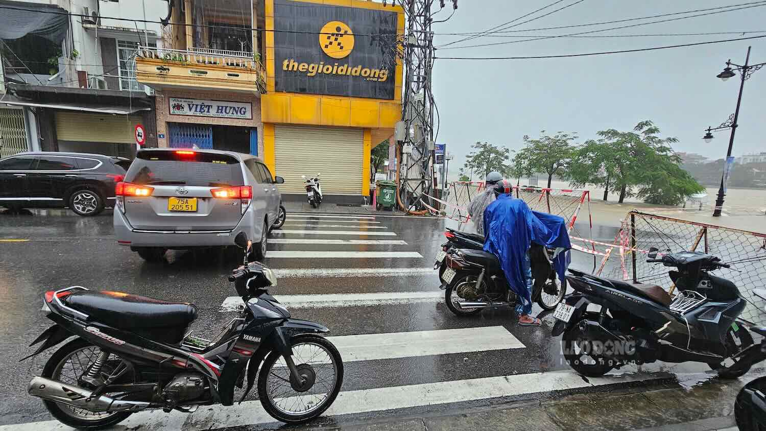 Many vehicles had to turn around because the road was flooded. Photo: Nguyen Luan.