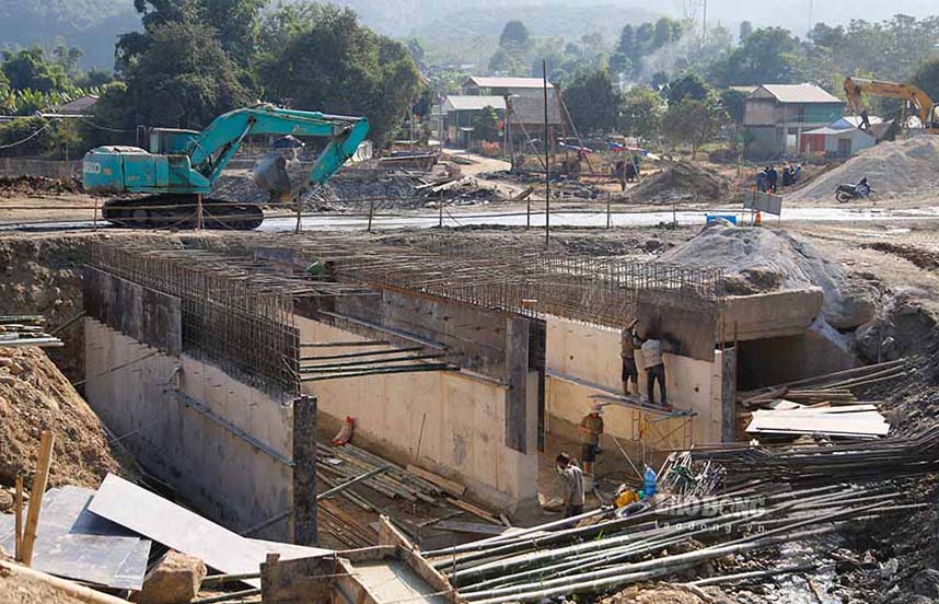 Ngoai ra, nham som on dinh doi song cua nhan dan, phat trien kinh te xa hoi, dam bao an ninh trong khu vuc thien tai, huyen gap rut trien khai xay dung 10 cong trinh co so ha tang thiet yeu. Ban hanh lenh xay dung cong trinh khan cap doi voi 7 cong trinh.