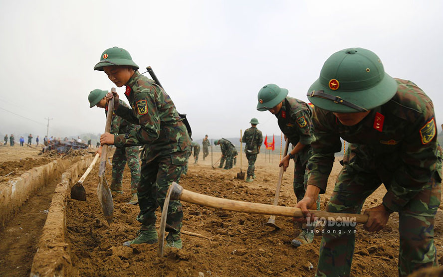 Cac luc luong tham gia don dep dong ruong, thu gom rac thai, dat da, nao vet, khoi thong he thong kenh muong noi dong.