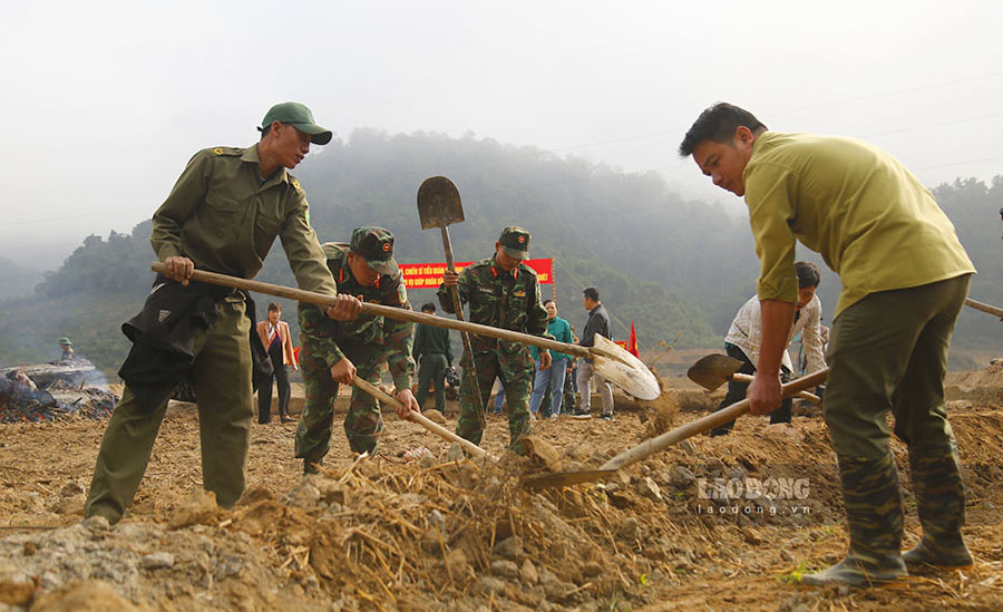 Luc luong cong an, quan doi, dan quan tu ve tham gia cai tao khu vuc san xuat vung thien tai.