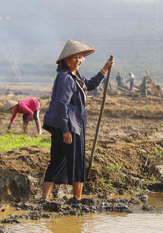 La mot trong nhung ho duoc can bo, chien si giup khoi phuc san xuat hon 400m2 ruong, ba Quang Thi Phich – ban Linh, xa Muong Pon - cho biet: “Truoc day, gia dinh trong tren 8.000m2 lua va thu hoach khoang 80 bao thoc moi vu. Do anh huong cua lu lut, vu vua roi chi duoc von ven 4 bao”.