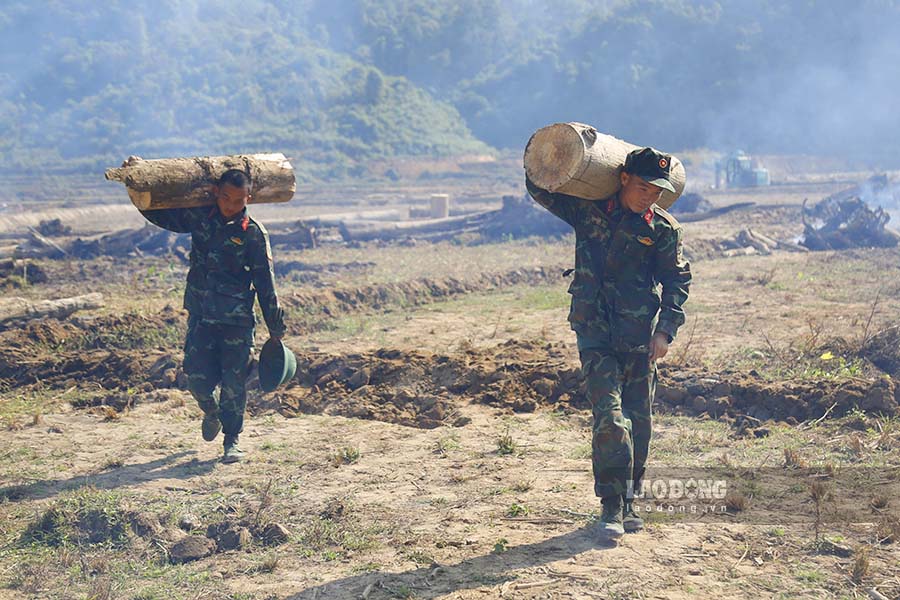 “Ngoai ra, don vi cung tap trung san gat nhung khu vuc sat lo o cac diem ban. Dong thoi, chung toi phoi hop chat che voi chinh quyen dia phuong, ba con de xay dung lai nhung ngoi nha bi hu hai, voi quyet tam hoan thanh xuat sac nhiem vu” - Thieu ta Le Hong Viet noi.