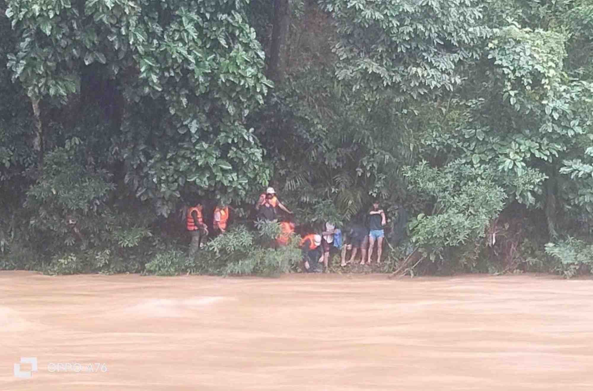 Many rivers and streams in the Quang Nam region rose, causing floods due to prolonged heavy rain. Photo: Tran Ho