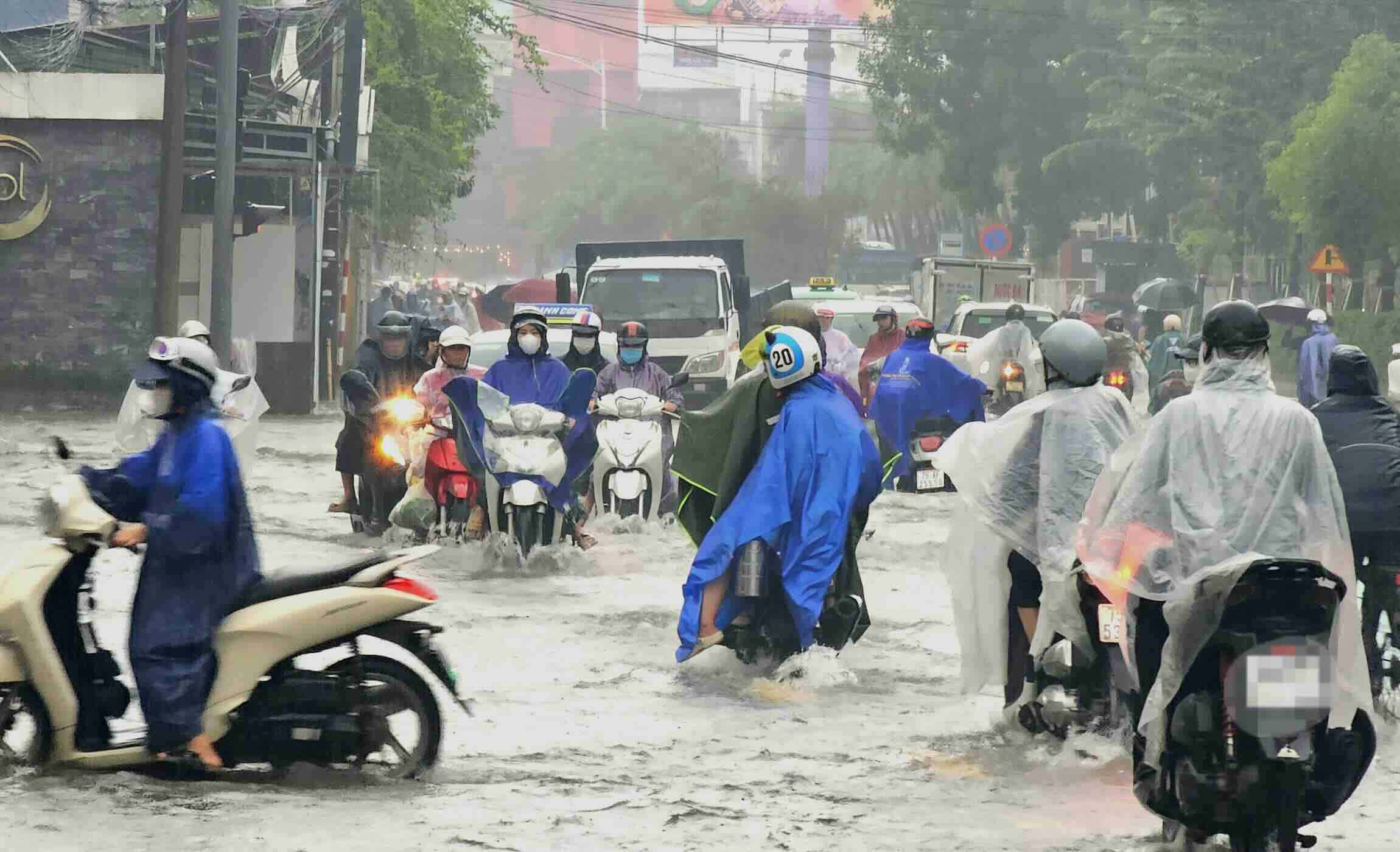 Ghi nhan cua PV Bao Lao Dong sang 25.11, nhieu tuyen duong tai TP Hue bi ngap nang do mua lon. Theo do, cac tuyen duong nhu Ba Trieu, To Huu, Ha Huy Tap, Nguyen Khuyen va rat nhieu tuyen duong khac bi ngap trong nuoc. Muc nuoc giao dong tu 20cm den 60cm.