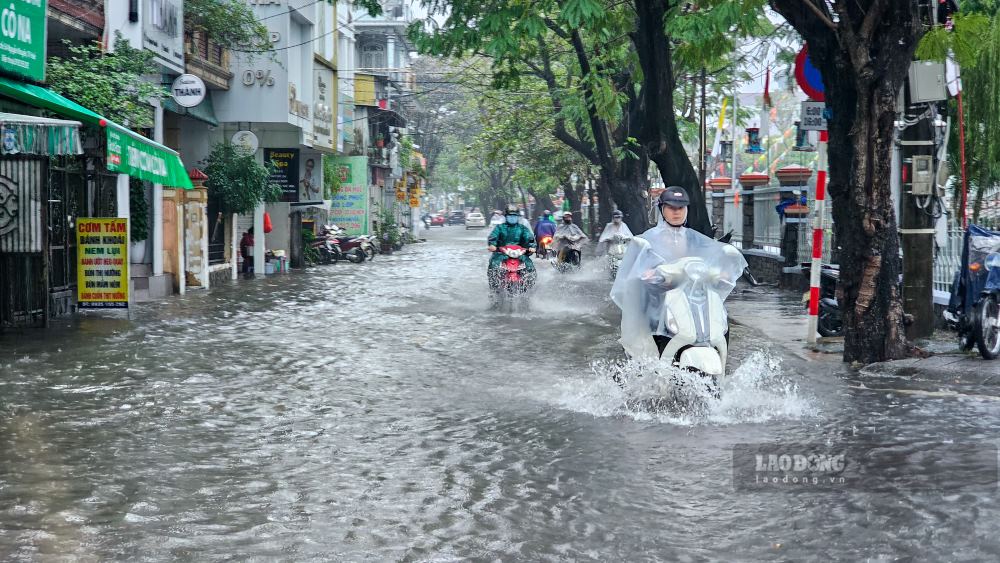 Du bao trong hom nay 25.11 muc nuoc tren cac song tiep tuc len, dinh lu o Song Huong va Song Bo co the dat va vuot muc bao dong 3, de phong ngap lut dien rong o vung ha du.