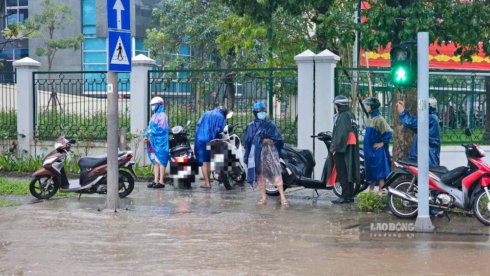  Ngap ung xay ra nhieu noi, khien viec di lai cua nguoi dan gap kho khan, nhieu phuong tien phai quay dau xe. 