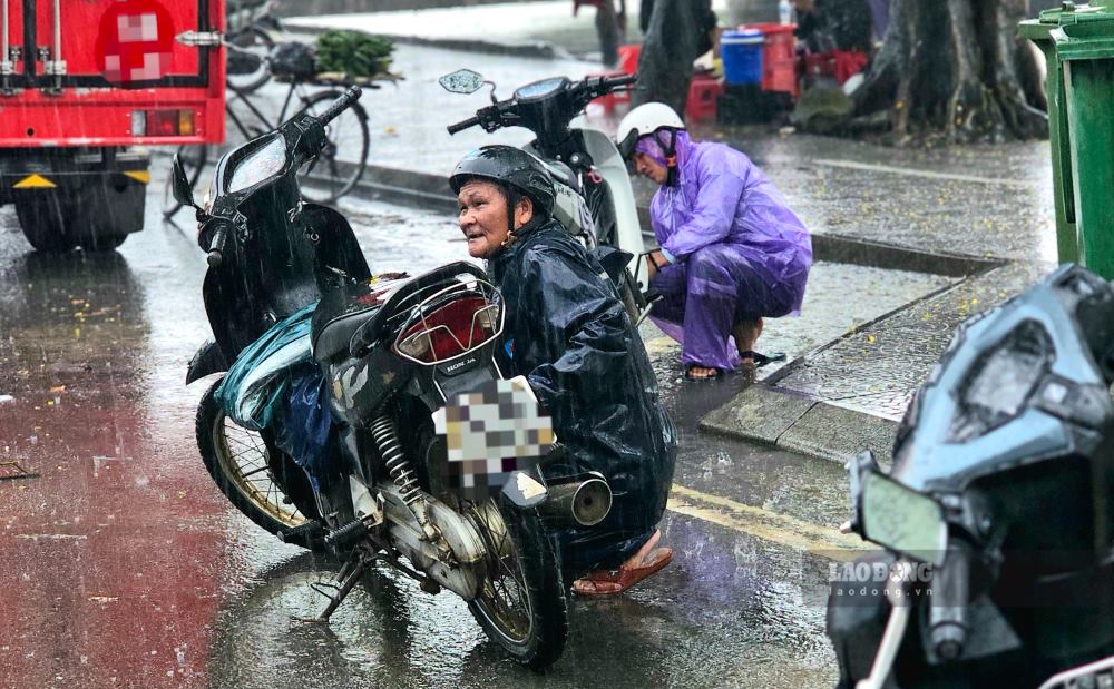 Nhieu phuong tien bi bom trong dong nuoc lon. Nguoi dan phai dat xe len via he de tranh bi hong xe.