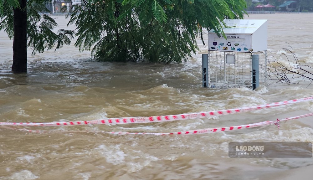 Dai Khi tuong Thuy van tinh Thua Thien Hue cho biet, hien nay lu tren cac song o Hue dang len nhanh. Luc 05h ngay 25.11 muc nuoc Song Huong tai tram Kim Long o muc 2,88m, duoi bao dong 3 la 0,62m; song Bo tai Phu Oc o muc 3,65m, tren bao dong 2 la 0,65m.