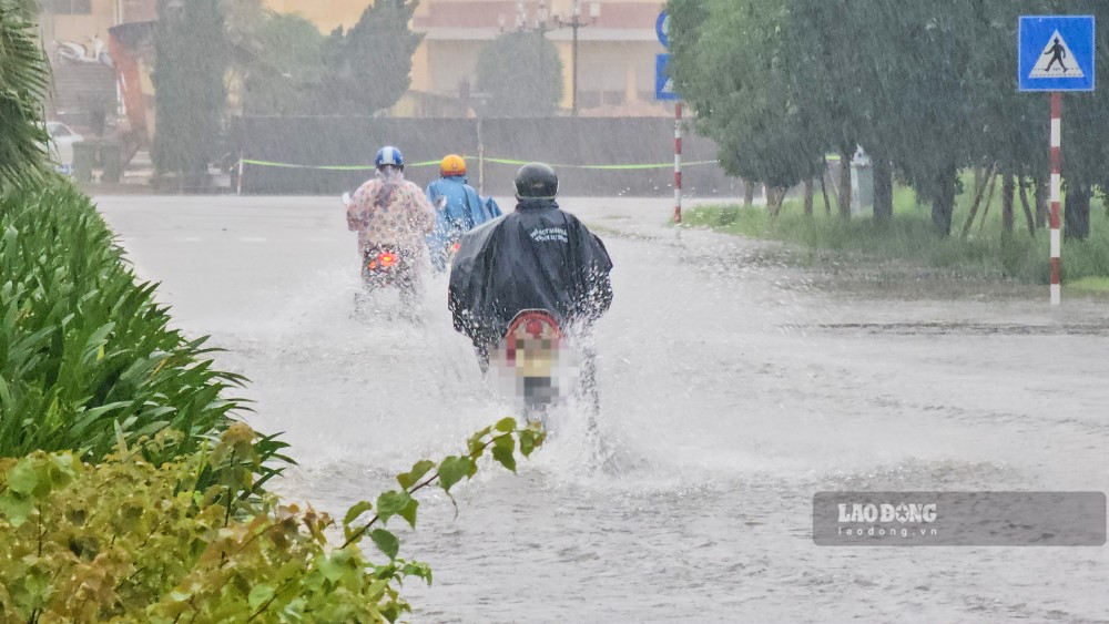 Du bao trong hom nay 25.11 muc nuoc tren cac song tiep tuc len, dinh lu o Song Huong va Song Bo co the dat va vuot muc bao dong 3, de phong ngap lut dien rong o vung ha du.