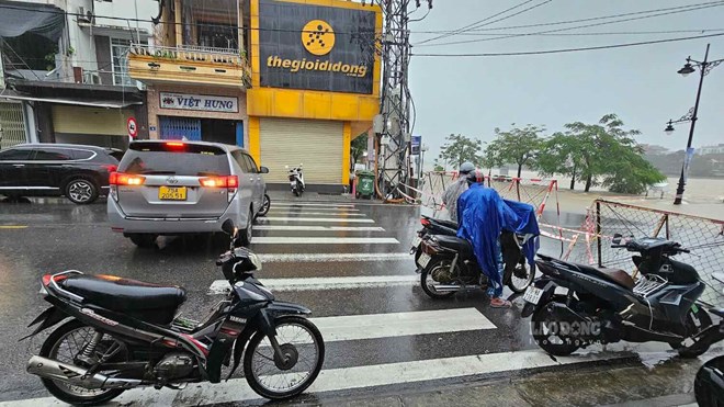 Many vehicles had to turn around due to flooding in Hue on November 25. Photo: Nguyen Luan.