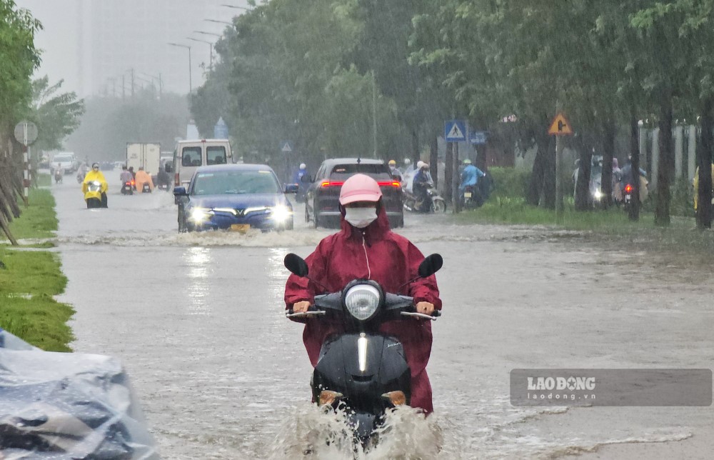 Heavy rain flooded many streets in Hue.