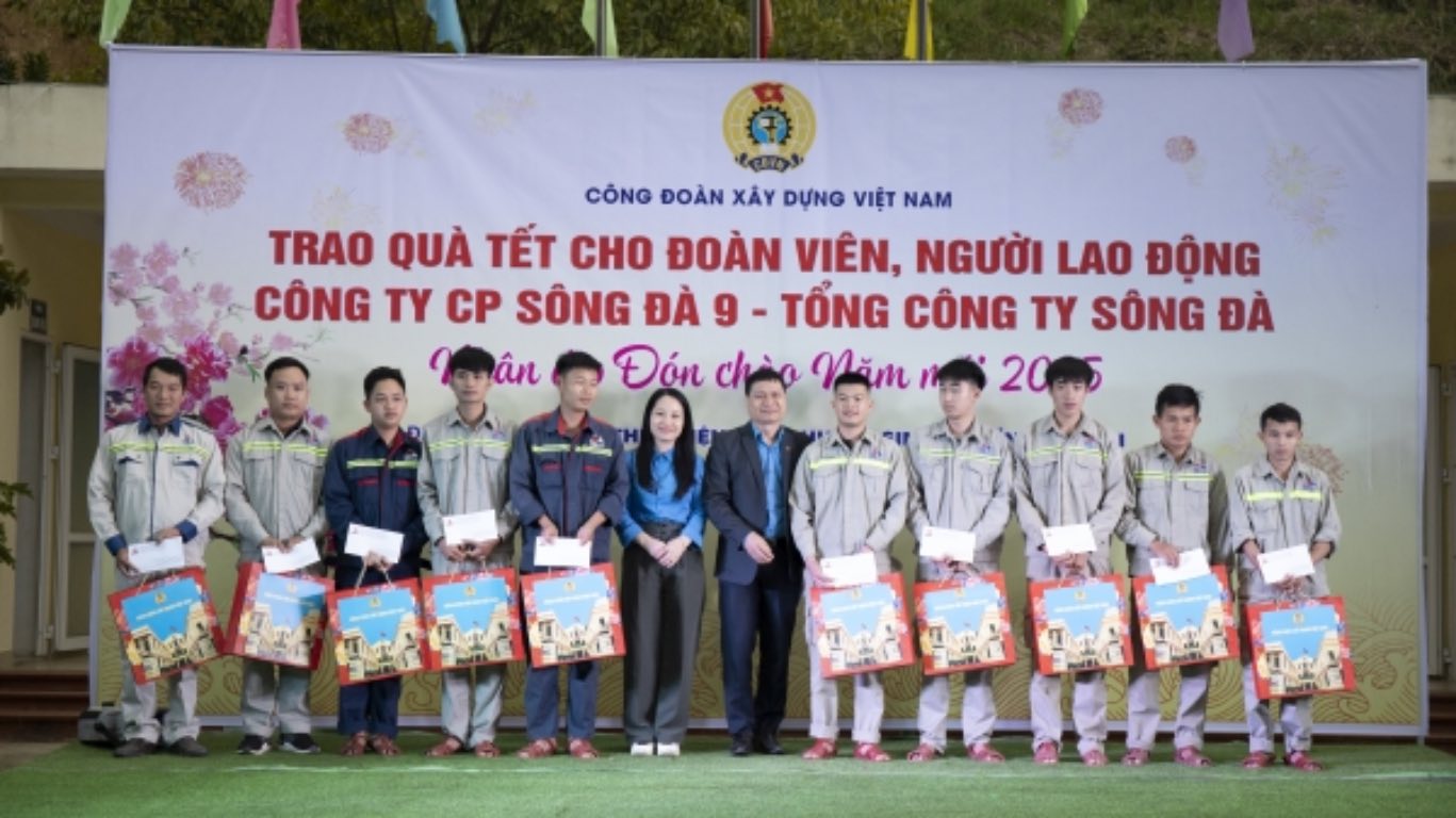 Chairman of Vietnam Construction Trade Union presents gifts to workers at Pake Bac Ha Hydropower Plant, Lao Cai. Photo: Vietnam Construction Trade Union