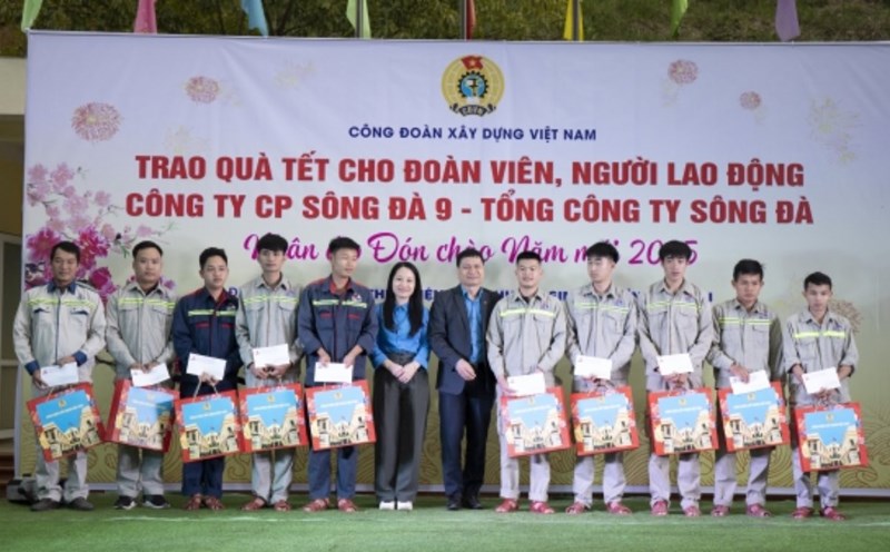 Chairman of Vietnam Construction Trade Union presents gifts to workers at Pake Bac Ha Hydropower Plant, Lao Cai. Photo: Vietnam Construction Trade Union
