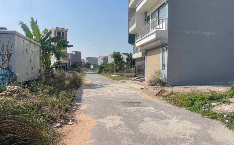 The land segment in the suburbs of Hanoi is attracting a lot of attention from people. Photo: Tam Giang