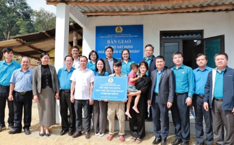 The emulation bloc presented support for the Trade Union Shelter to the family of worker Phan Ngoc Hoang. Photo: CDXDVN