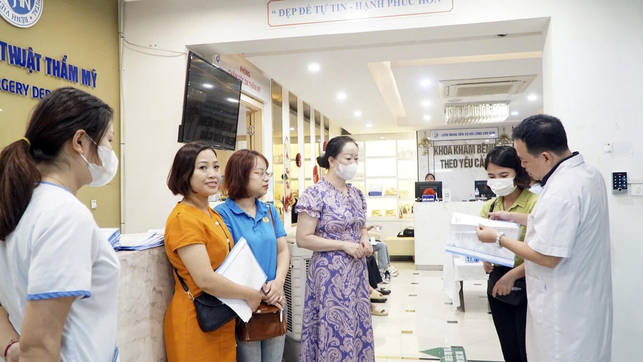 Workers in Ba Dinh district receive free health check-ups organized by the district's Labor Federation in collaboration with Hoe Nhai General Hospital. Photo: Union