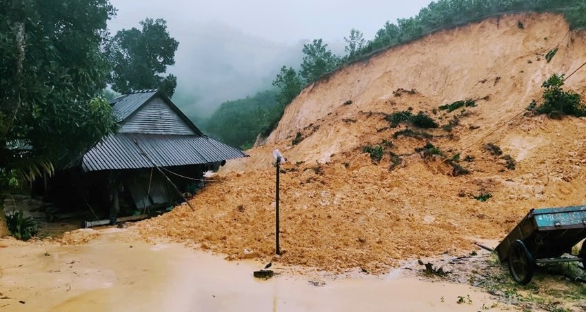 Heavy rain caused landslides into houses in A Luoi district. Photo: Ha Nguyen.