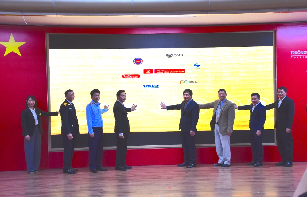 Delegates press the button to start the "Anti-counterfeiting and online fraud" contest. Photo: Huong Nha