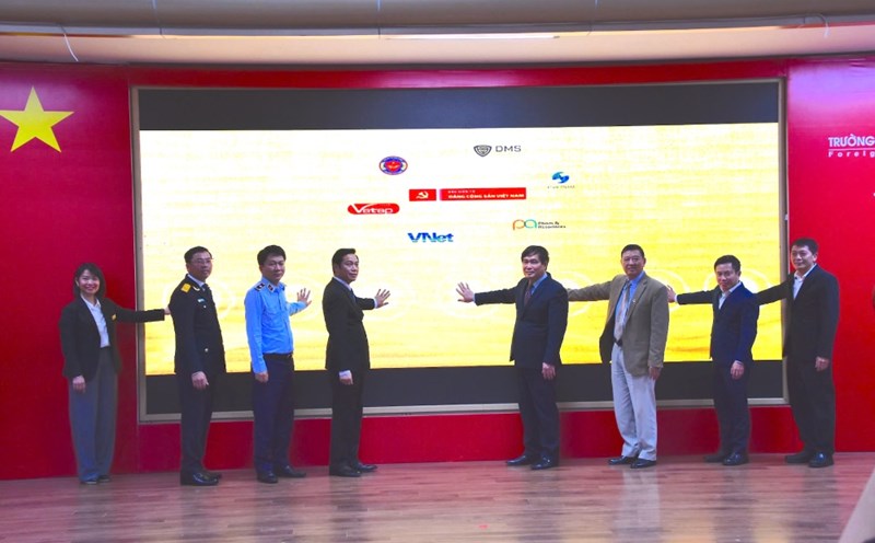 Delegates press the button to start the "Anti-counterfeiting and online fraud" contest. Photo: Huong Nha