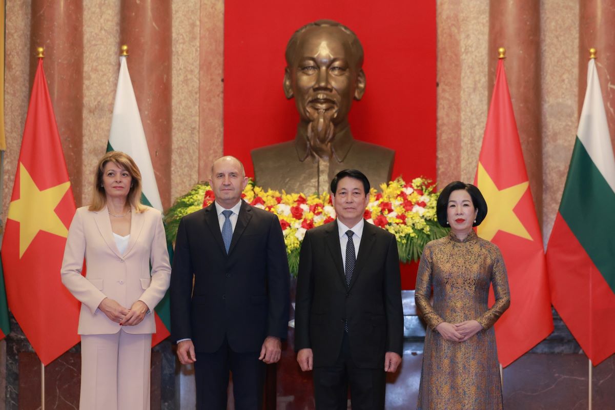 President Luong Cuong and his wife hosted the welcoming ceremony for Bulgarian President Rumen Radev and his wife. Photo: Hai Nguyen