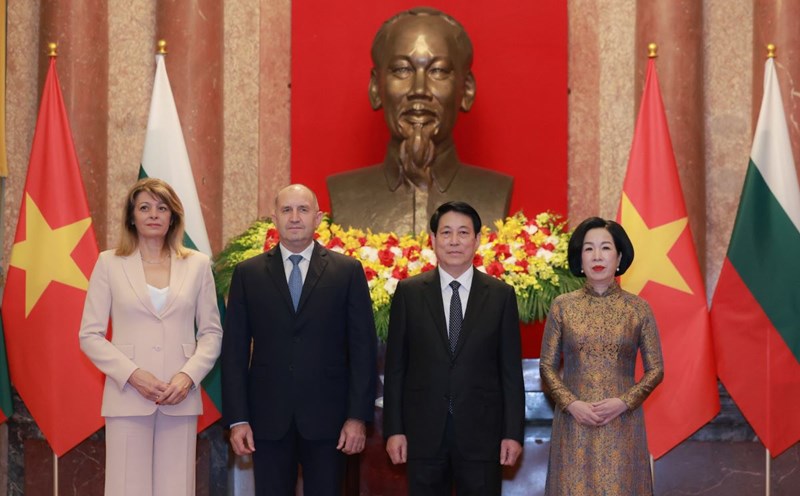 President Luong Cuong and his wife hosted the welcoming ceremony for Bulgarian President Rumen Radev and his wife. Photo: Hai Nguyen