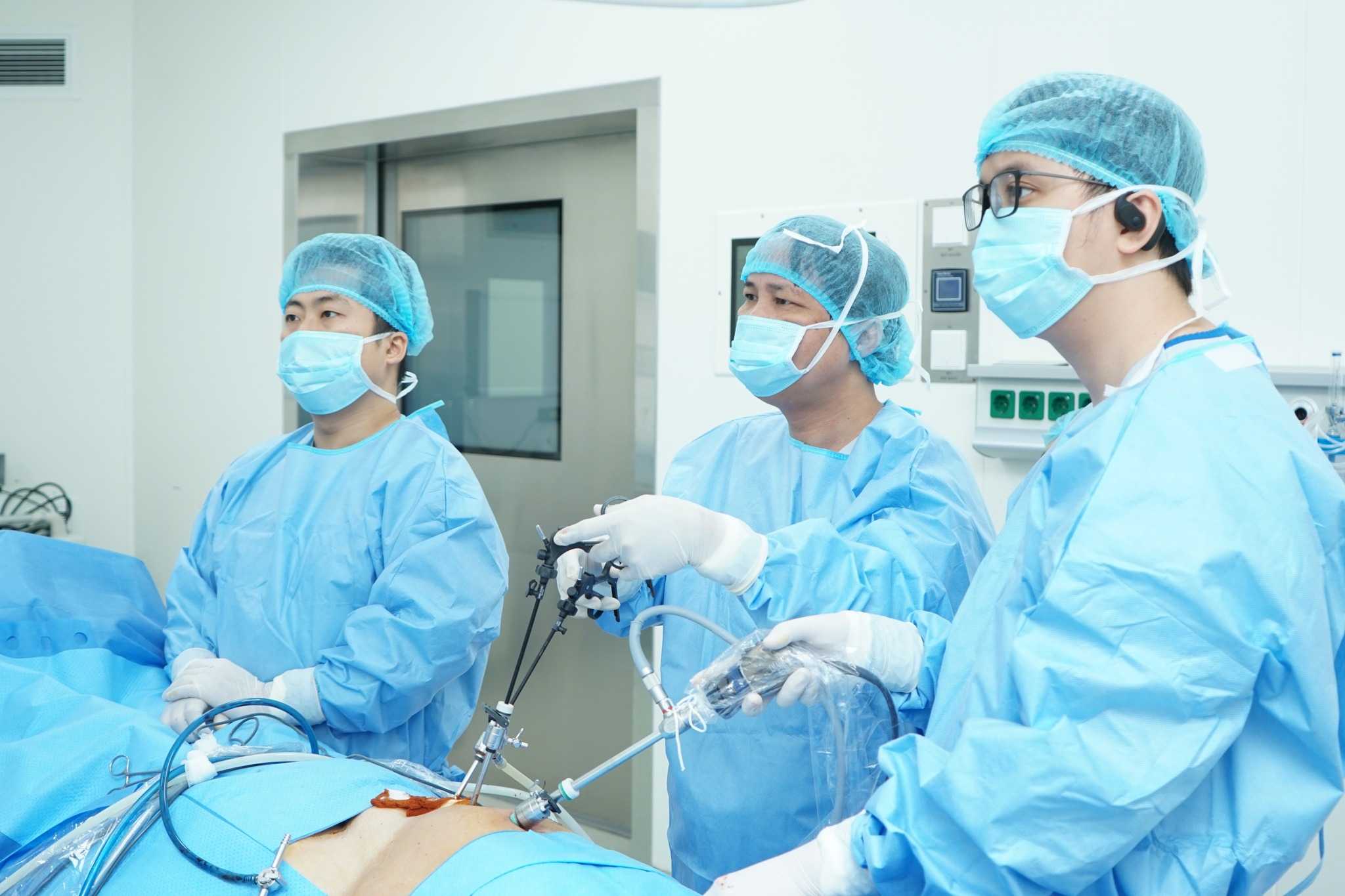 Surgeons perform inguinal hernia surgery on a patient. Photo: BVCC