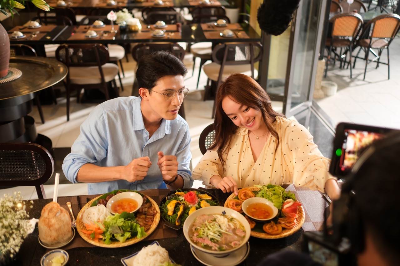 Kaity Nguyen and Tran Ngoc Vang star in the Tet movie "Love by mistake best friend". Photo: Producer.