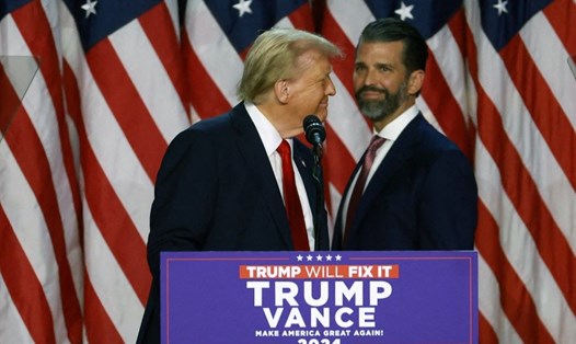 Ông Donald Trump và con trai Donald Trump Jr. Ảnh: AFP