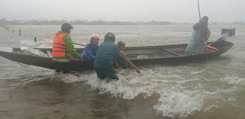 The Military Command of Quang Phuoc Commune coordinated with local people to promptly rescue a man swept away by floodwaters. Photo: Anh Phong.