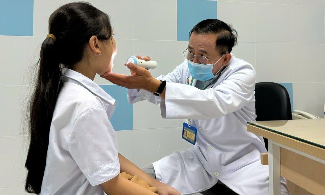 Characteristics of children with viral fever are usually high fever of 39-40 degrees Celsius, lethargy, and loss of appetite. Photo: Provided by the hospital