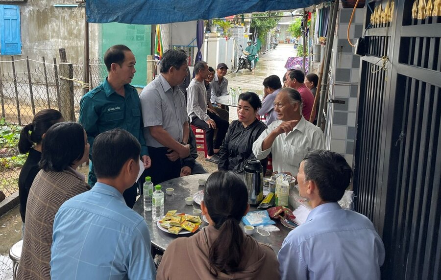 Leaders of Pho Thanh ward, Duc Pho town, Quang Ngai province visited and encouraged the family of fisherman Vo Thai Thach. Photo: Duc Minh