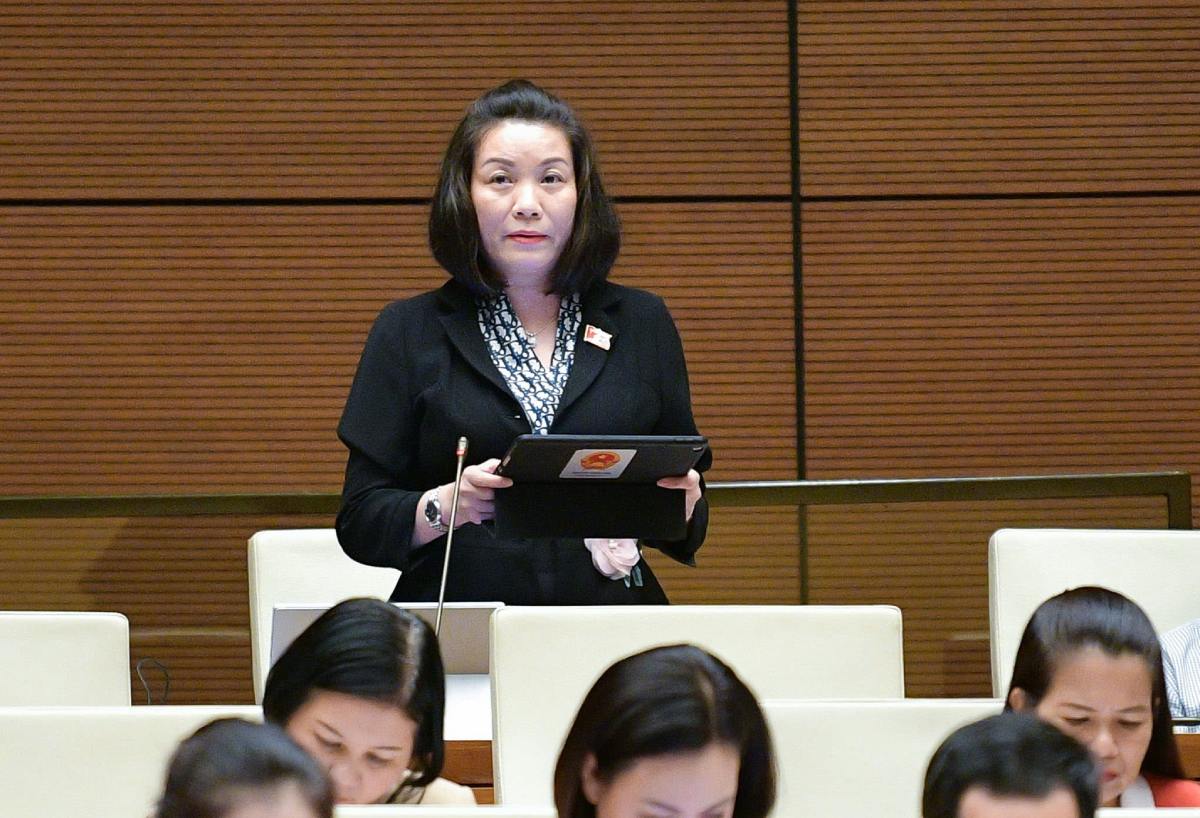 Delegate Nguyen Minh Tam suggested that the design should have the ability to choose or not choose advertising. Photo: Pham Thang