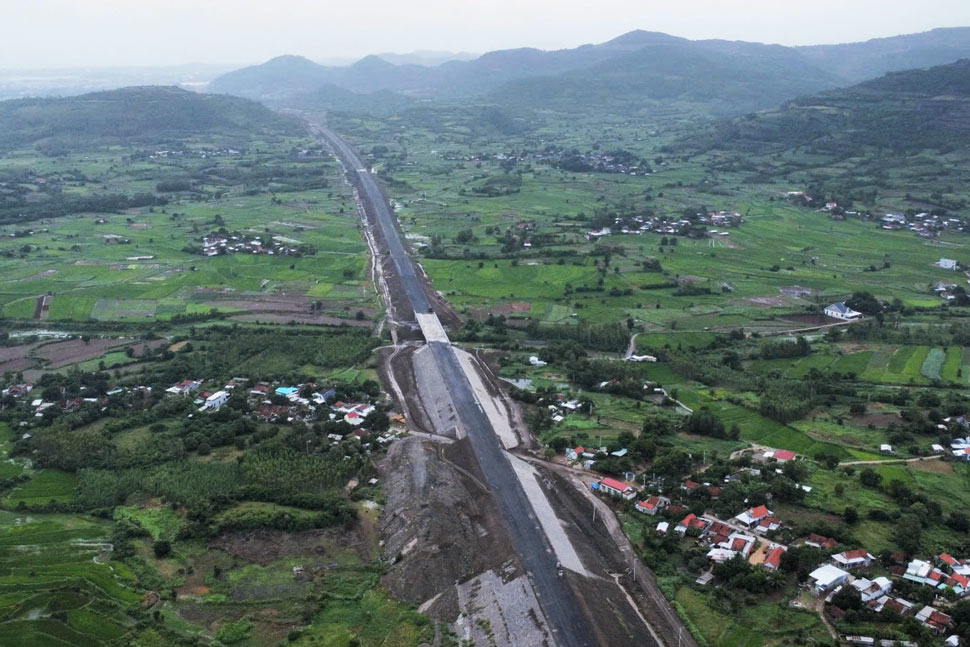 A section of the Quy Nhon - Chi Thanh component project (North - South expressway project) through Phu Yen province. Photo: Nhat Anh