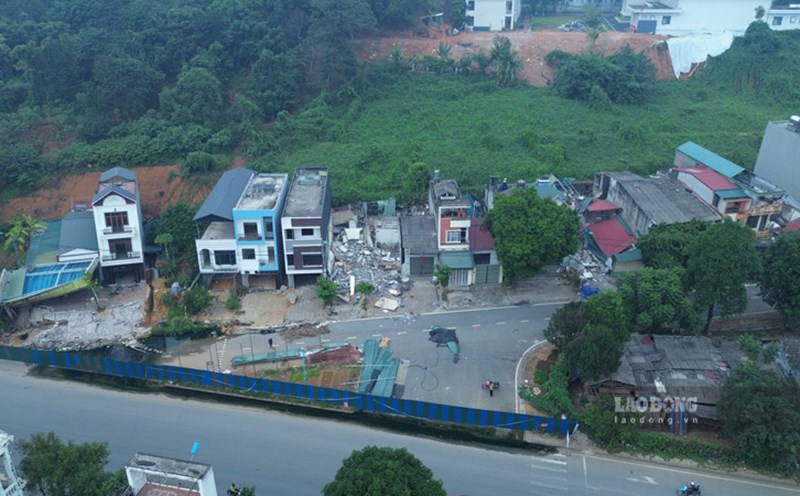 After the storm and flood, many people in Lao Cai City were unable to return home due to the risk of landslides and collapse. Photo: Dinh Dai