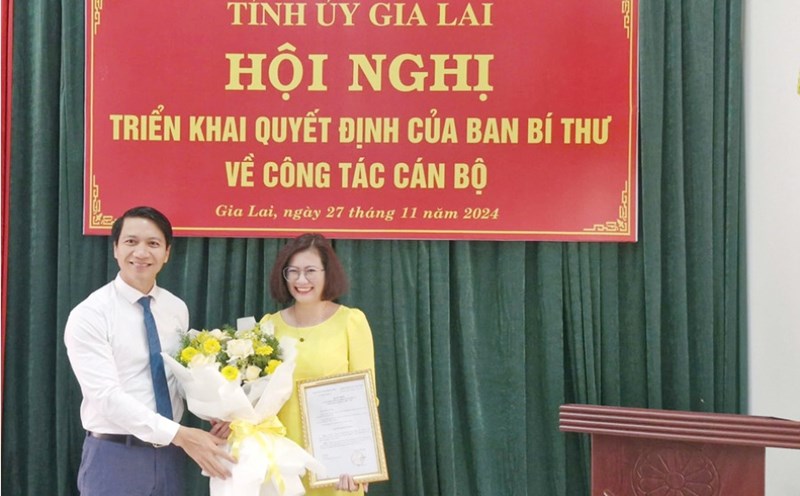 Gia Lai Provincial Party Committee Deputy Secretary Nguyen Ngoc Luong presented the decision of the Secretariat and presented flowers to congratulate the new Deputy Head of the Provincial Party Committee's Inspection Commission. Photo: Vinh Hoang
