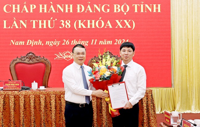 Bi thu Tinh uy Dang Khanh Toan trao quyet dinh cua Ban Bi thu Trung uong Dang va chuc mung ong Nguyen Hoang Anh. Anh: VGP
