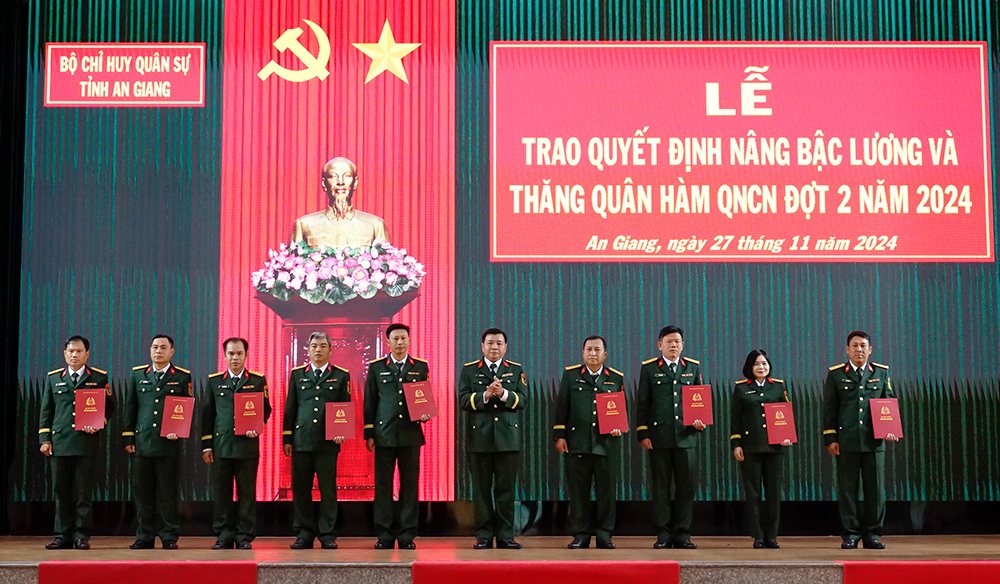 Trao quyet dinh nang bac luong va thang quan ham cho quan nhan chuyen nghiep. Anh: Bo Chi huy Quan su tinh An Giang 