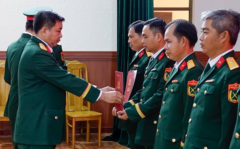 An Giang Provincial Military Command presents decisions on salary increase and rank promotion to military officers. Photo: An Giang Provincial Military Command