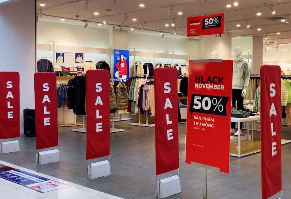 The strong development of e-commerce platforms has reduced the appeal of Black Friday. Photo: Linh Trang