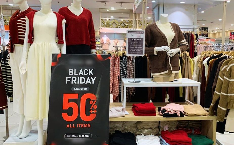 Nhieu cua hang keo dai ngay khuyen mai trong dip mua sam Black Friday. Anh: Phuong Anh